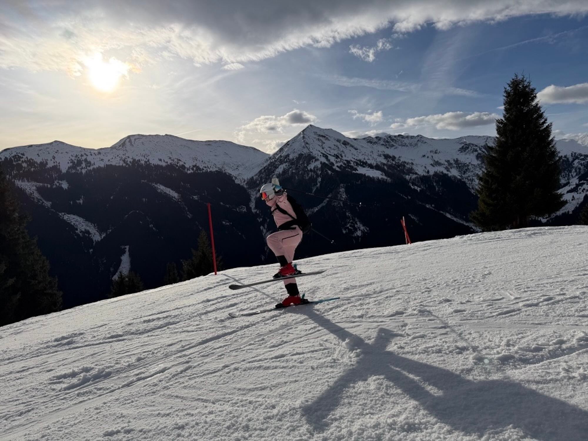 Skifahrerin auf der Jausernabfahrt in Saalbach