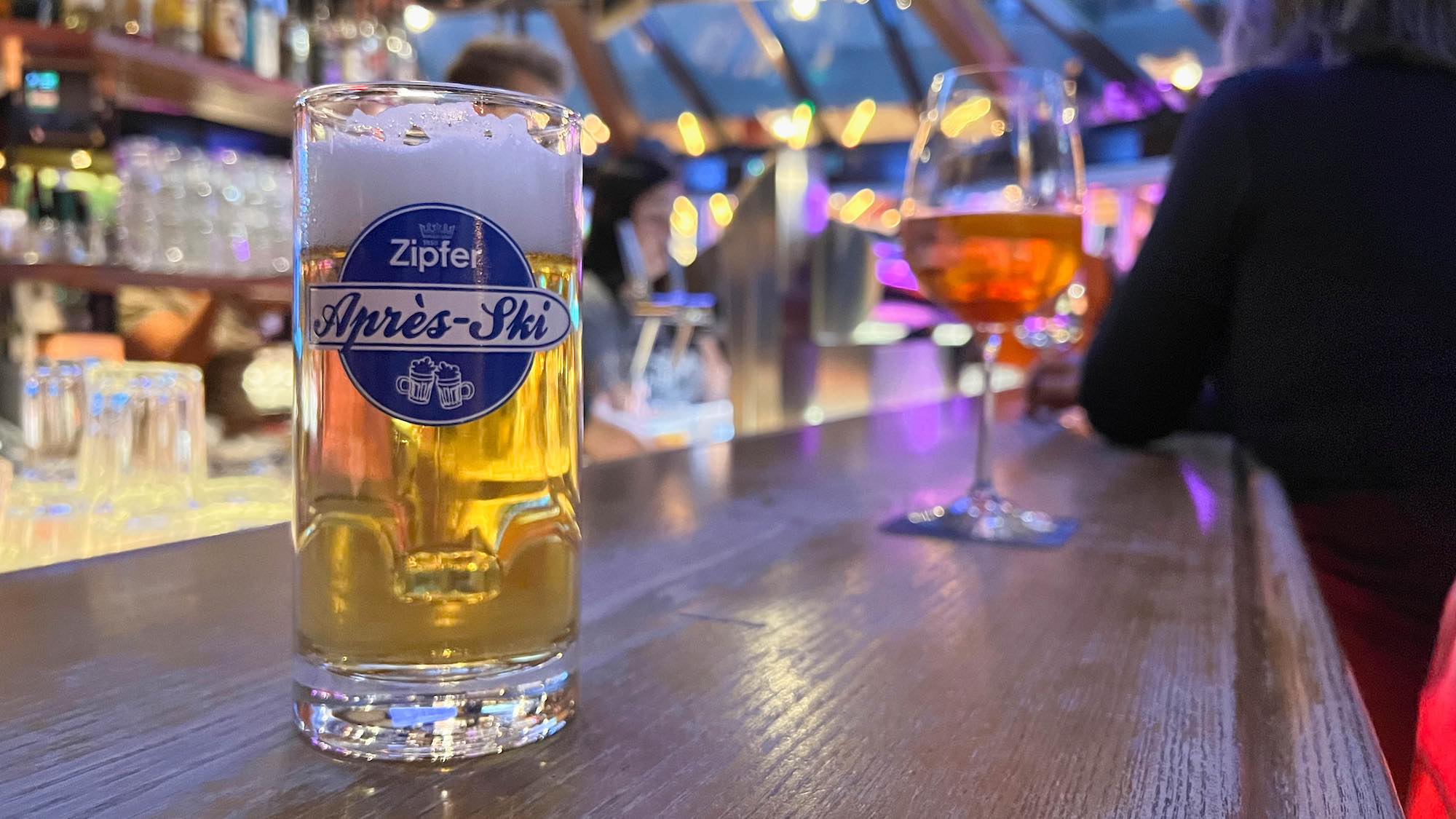 Bier beim Aprés-Ski in Österreich