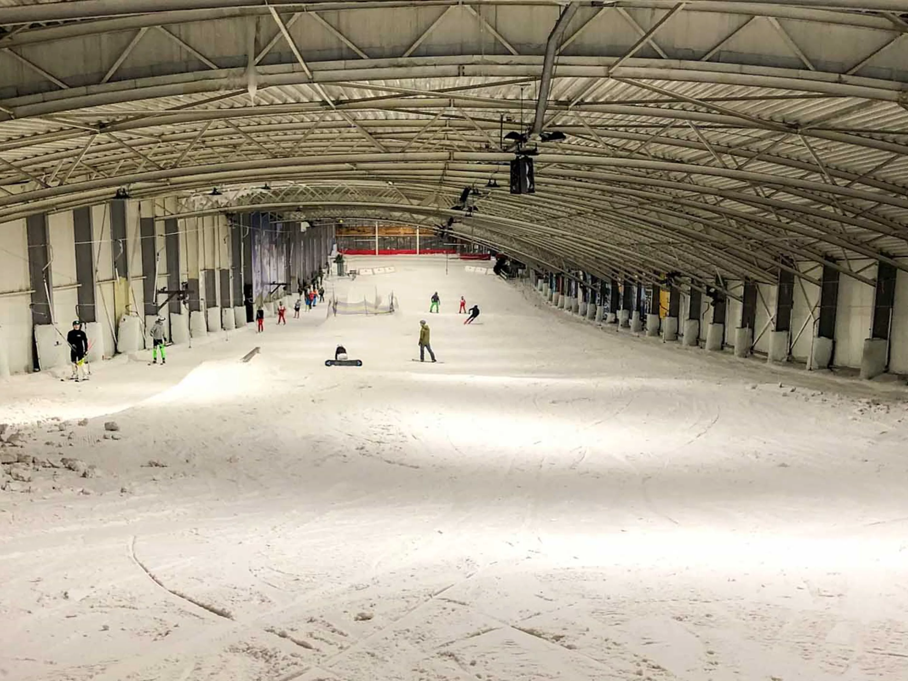 Skiën in een indoor skihal vs. de echte bergen: de ver...