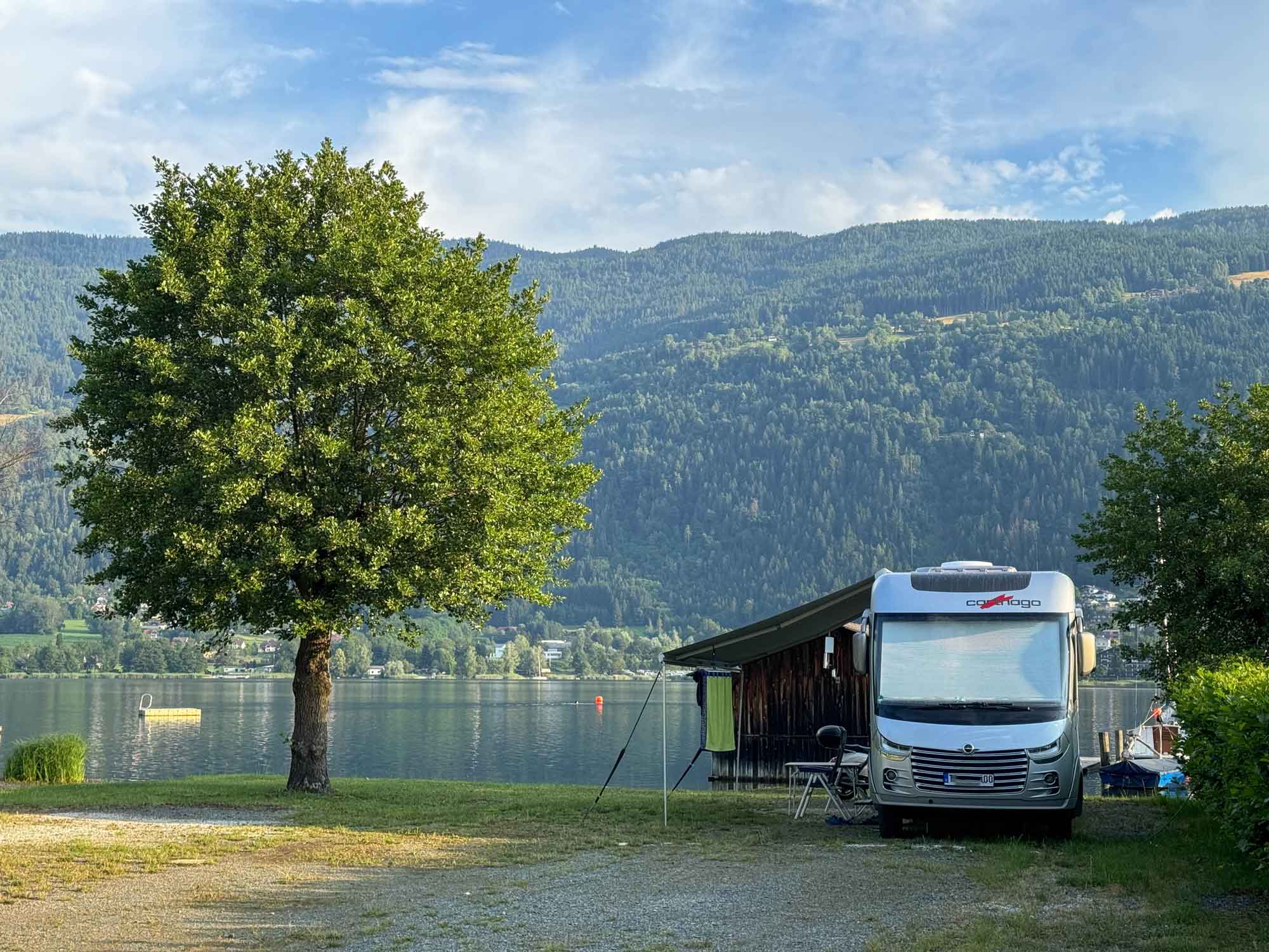 Camper Aan Een Meer