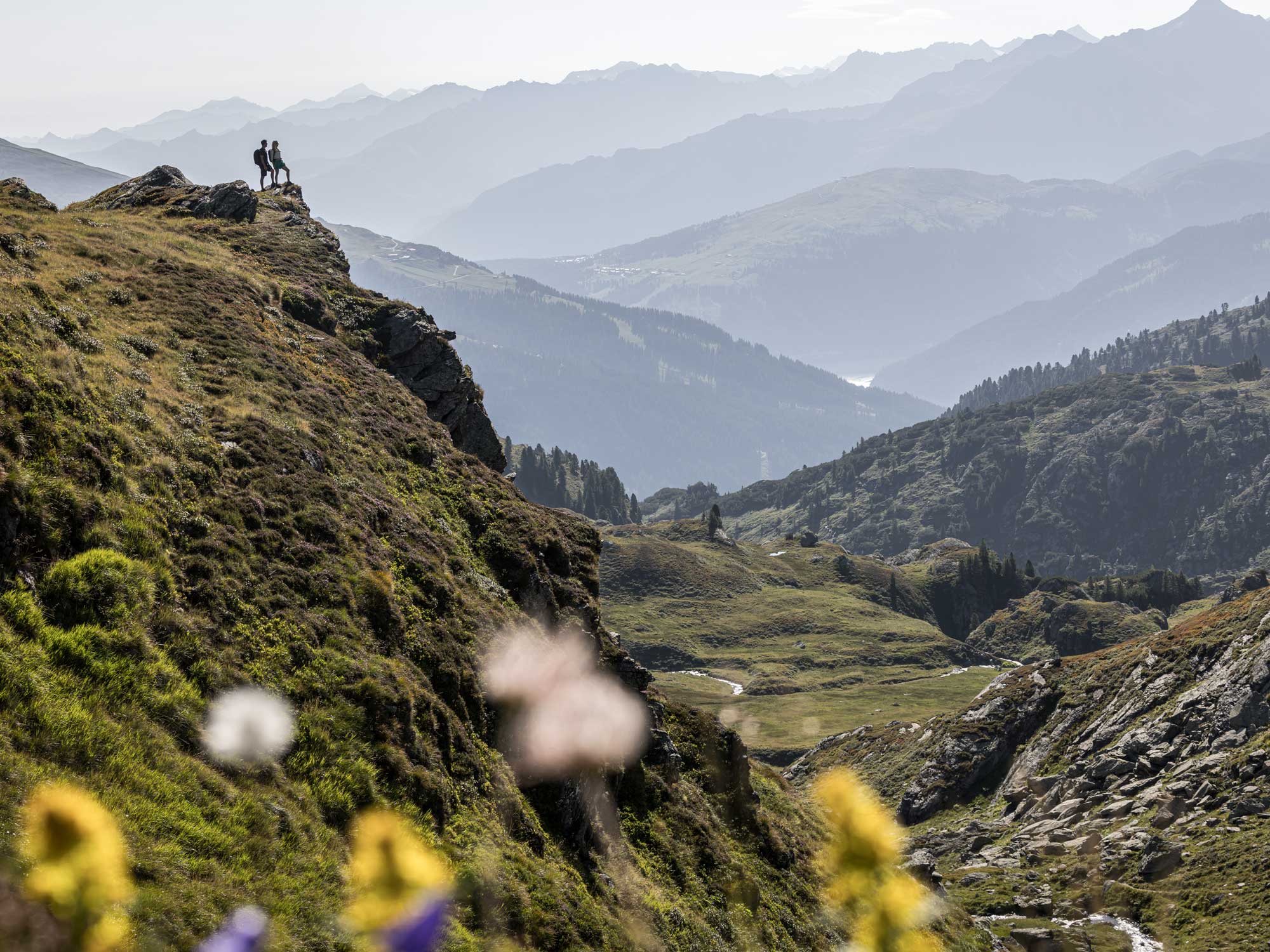 Wandelaars op bergtop in de Zillertal Arena
