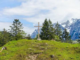 Twee moeders gewond geraakt tijdens familiewandeling in de bergen Twee moeders gewond geraakt tijdens familiewandeling in de bergen