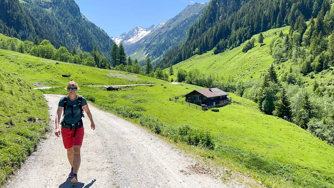 Wandelen Wimmertal Wandelen op een breed grindpad in het Wimmertal boven Gerlos