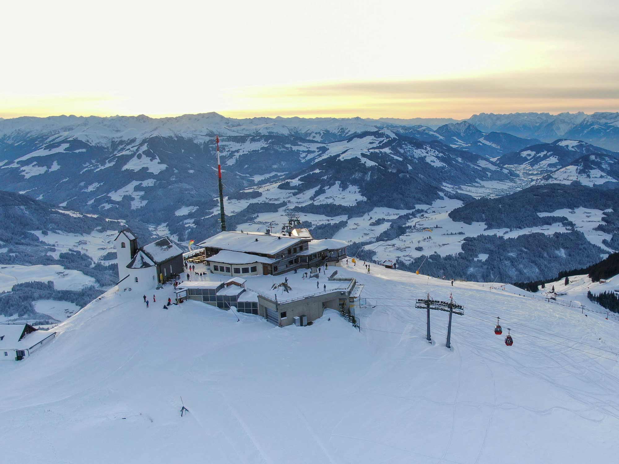 Hohe Salve met oude rode gondels