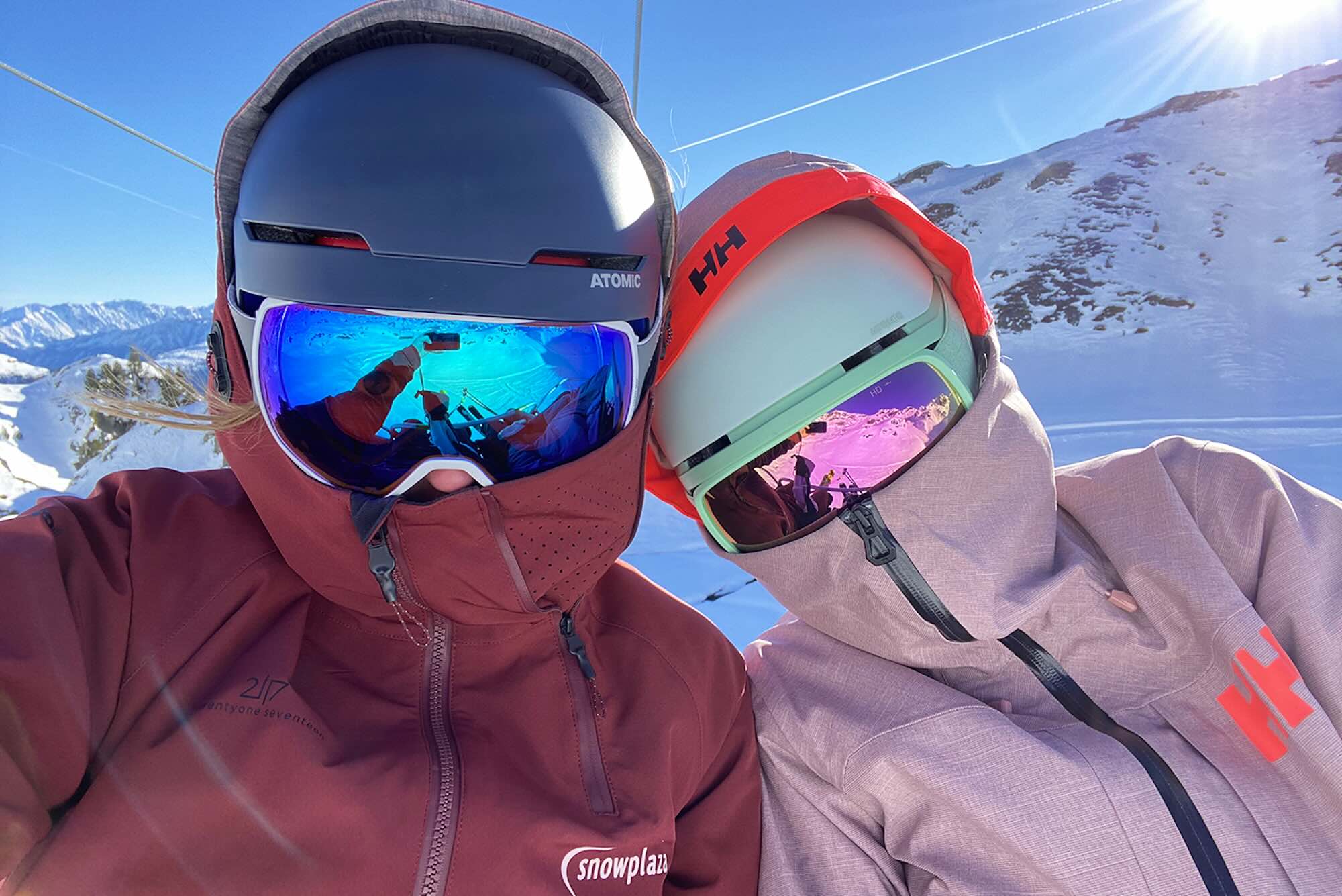 Skifahrer mit Helm und Skibrille