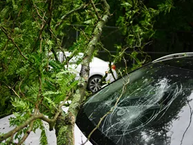 Onweersfront zorgt voor ravage in Oostenrijk Onweersfront zorgt voor ravage in Oostenrijk