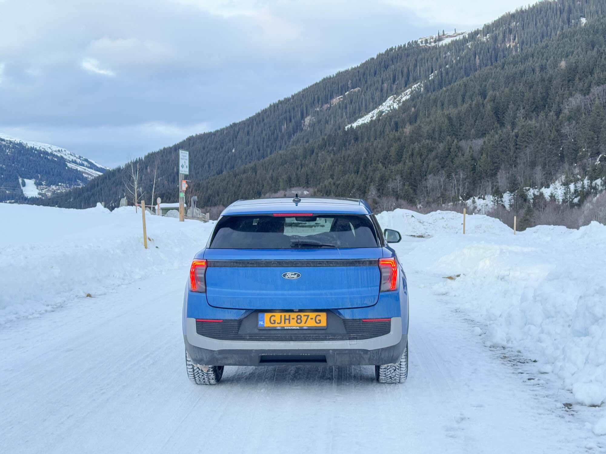 Rijden Met Winterbanden In De Sneeuw In Oostenrijk