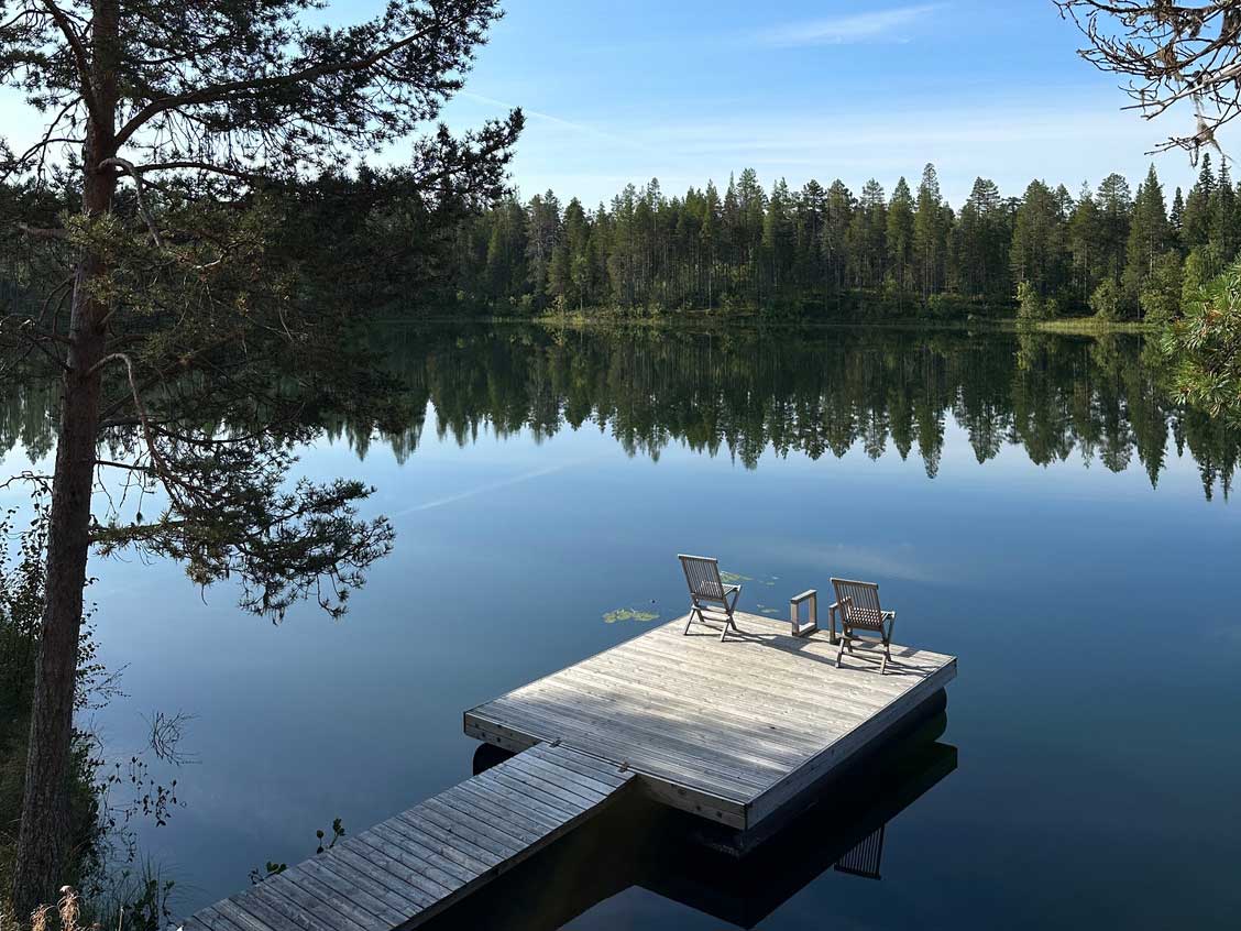 Pinetree Lodge Deck On Water (1)