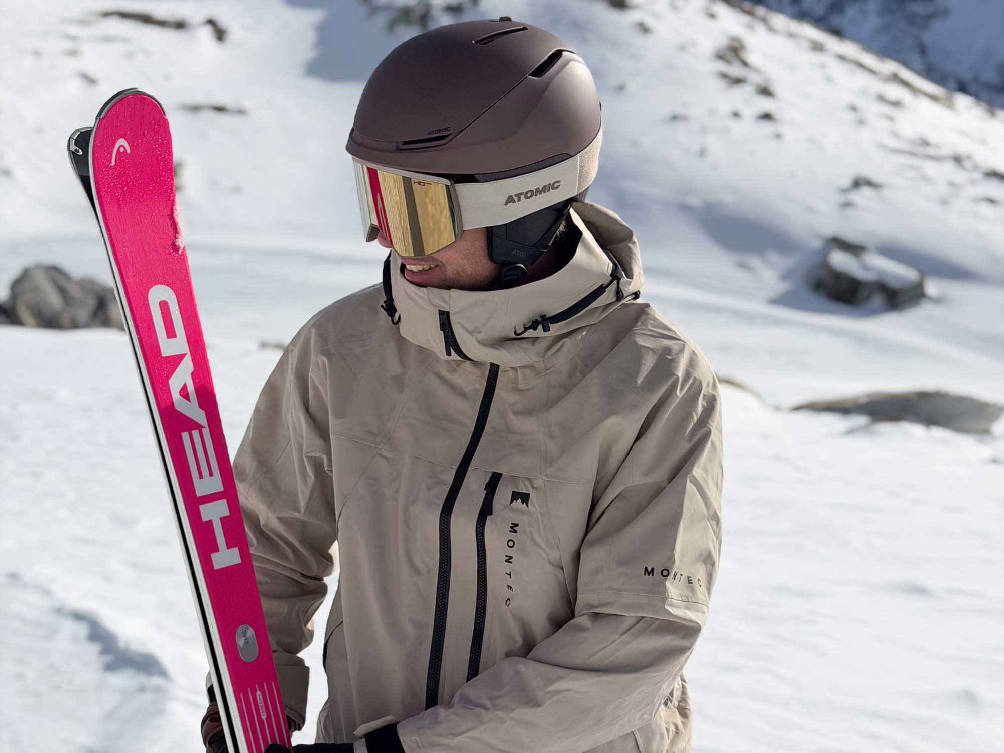 Skifahrer mit neuen All Mountain Ski