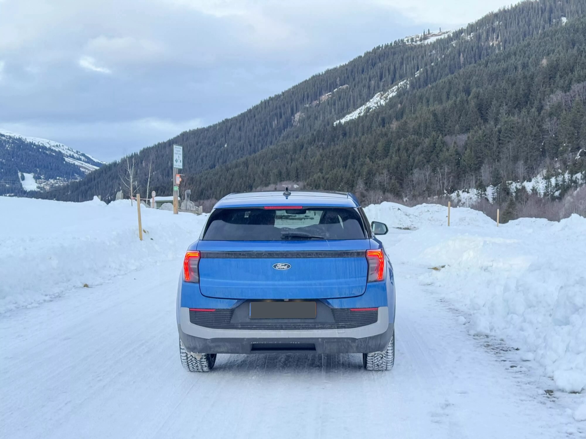Autofahren auf Schneefahrbahn
