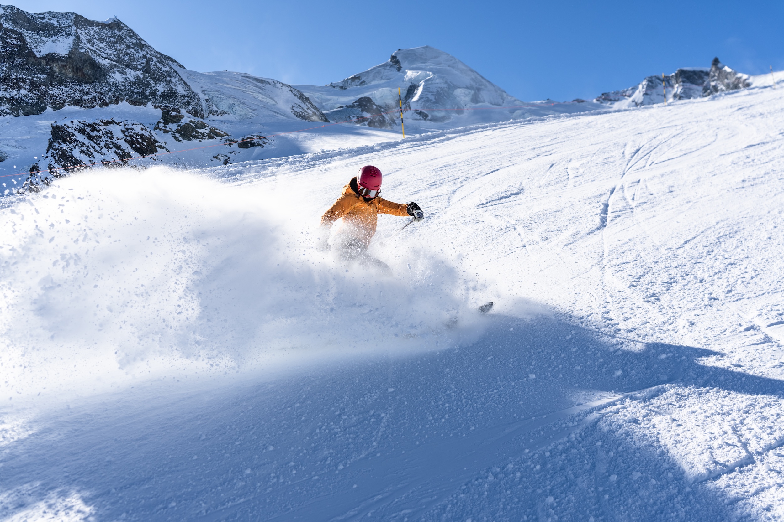 Skier remt op hooggelegen piste Saas-Fee Saastal
