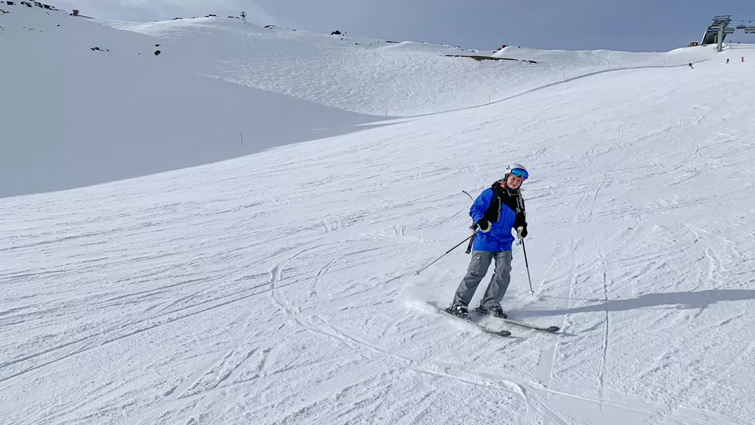 Anfänger beim Skifahren auf der Piste