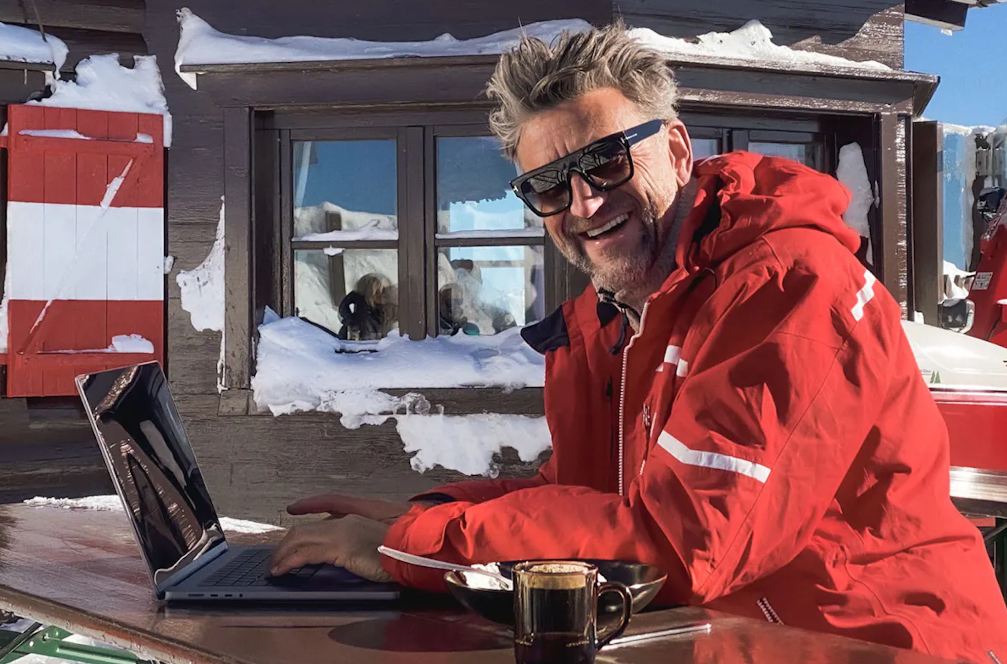 lachender Skilehrer an PC