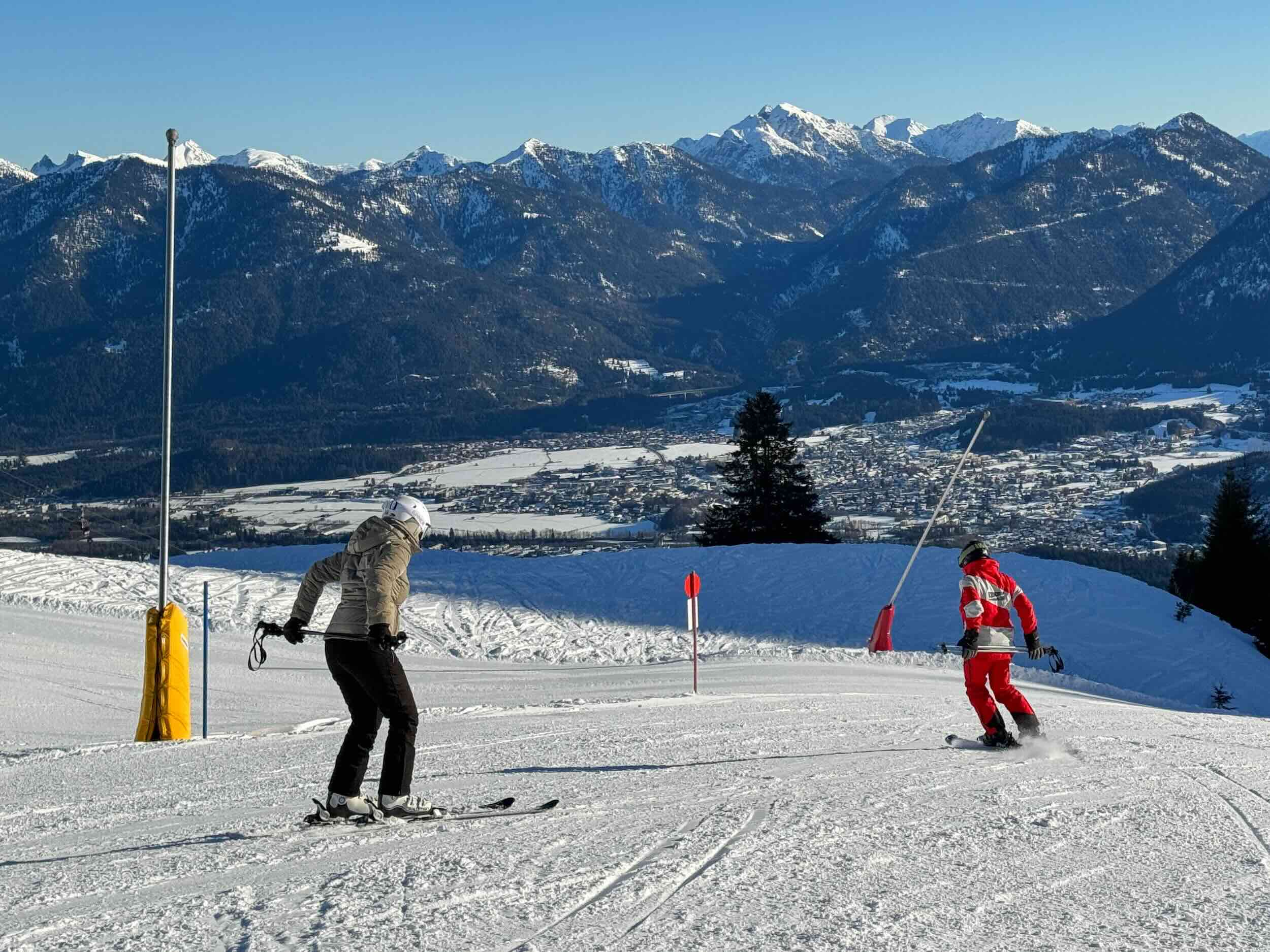 Skifahrerin übt mit Skilehrer