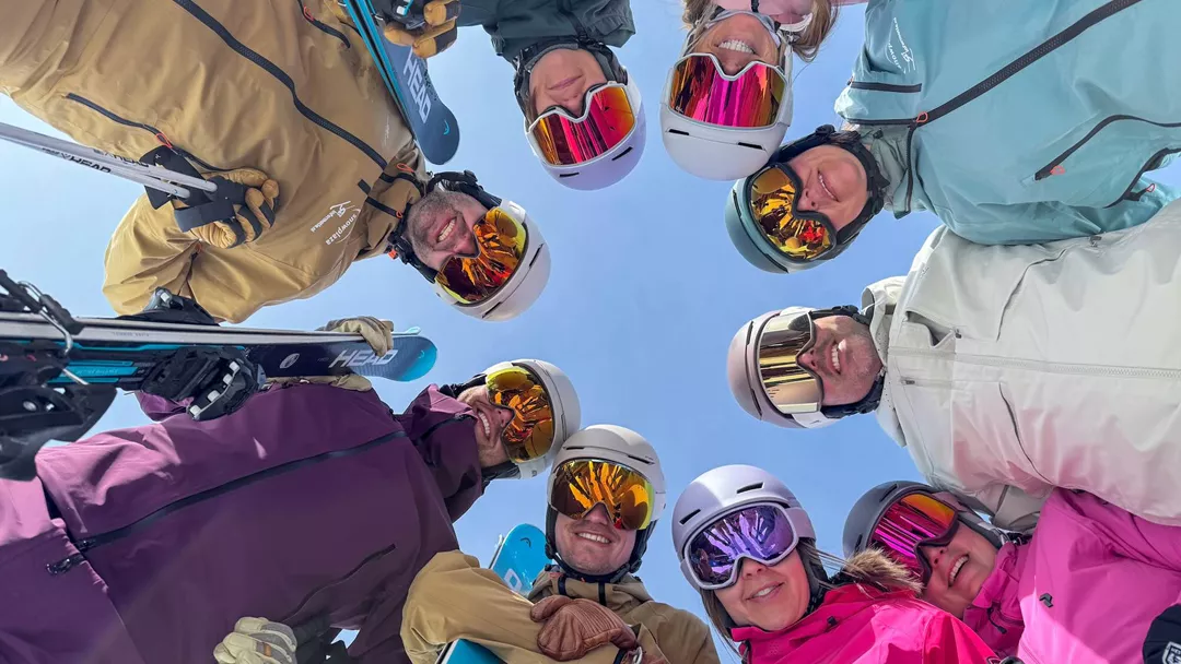 Groep Wintersporters In Een Kring Groep Wintersporters In Een Kring