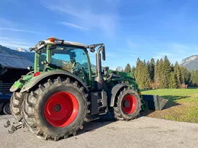 Boer in Zuid-Tirol verplaatst koeien en tractoren met lift Boer in Zuid-Tirol verplaatst koeien en tractoren met lift