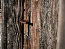 Wandelaar opgesloten in berghut na afgebroken deurklink Wandelaar opgesloten in berghut na afgebroken deurklink