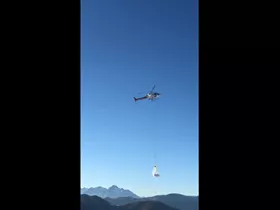 Une station de ski dans les Pyrénées assure l'enneigement par hélicoptère Une station de ski dans les Pyrénées assure l'enneigement par hélicoptère