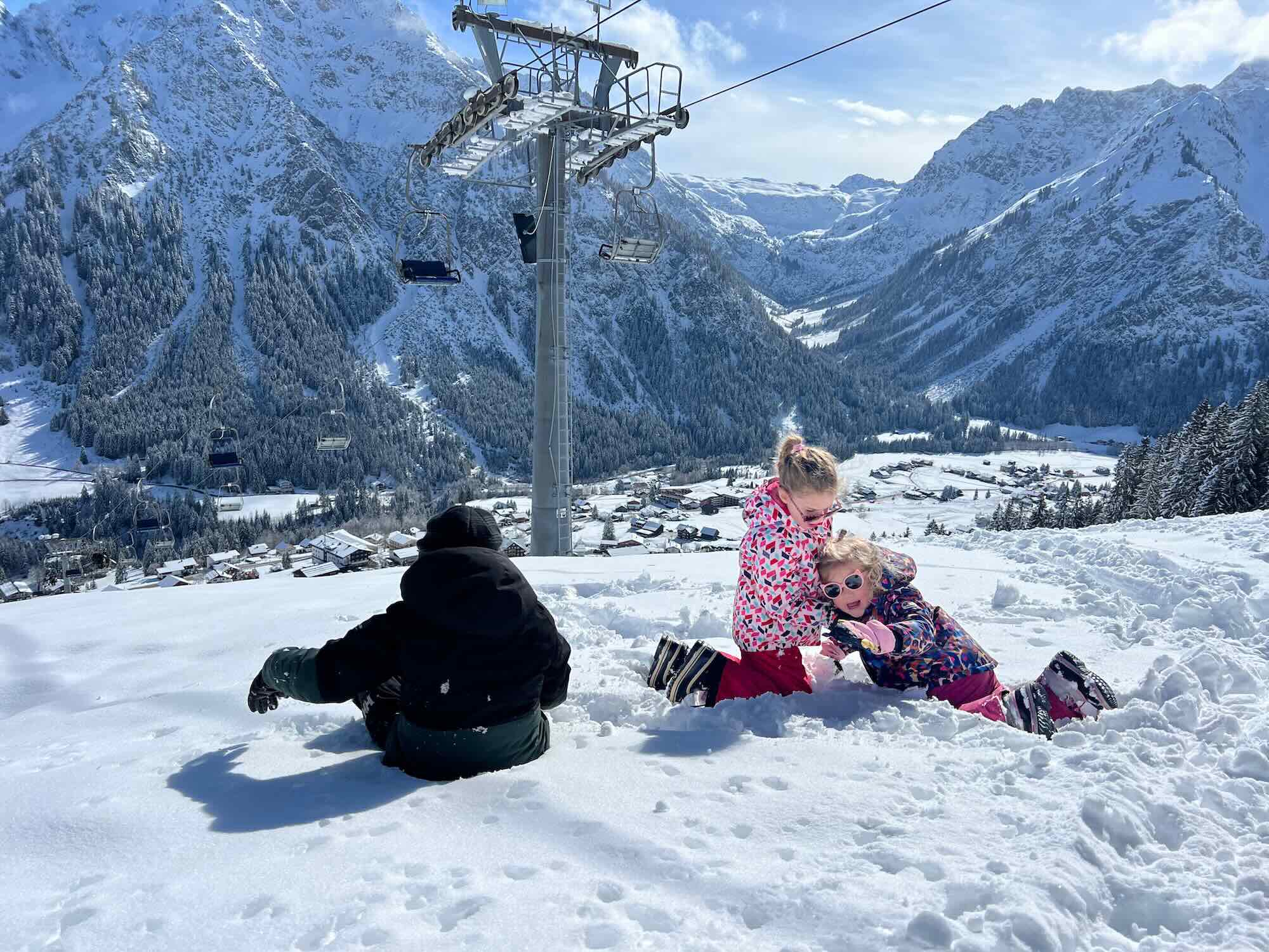 Kinderen Spelen In Verse Sneeuw