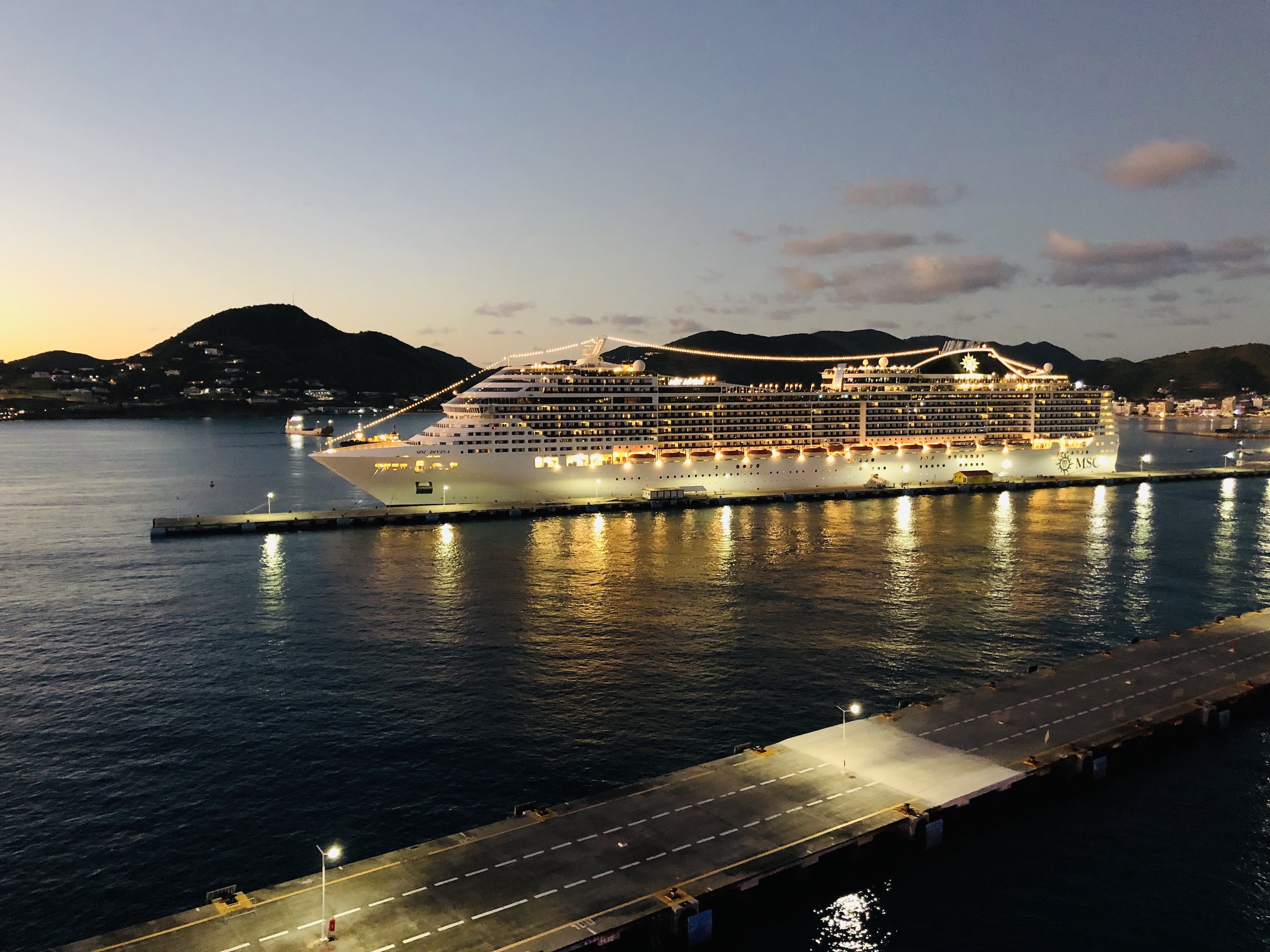 MSC Divina op St. Maarten