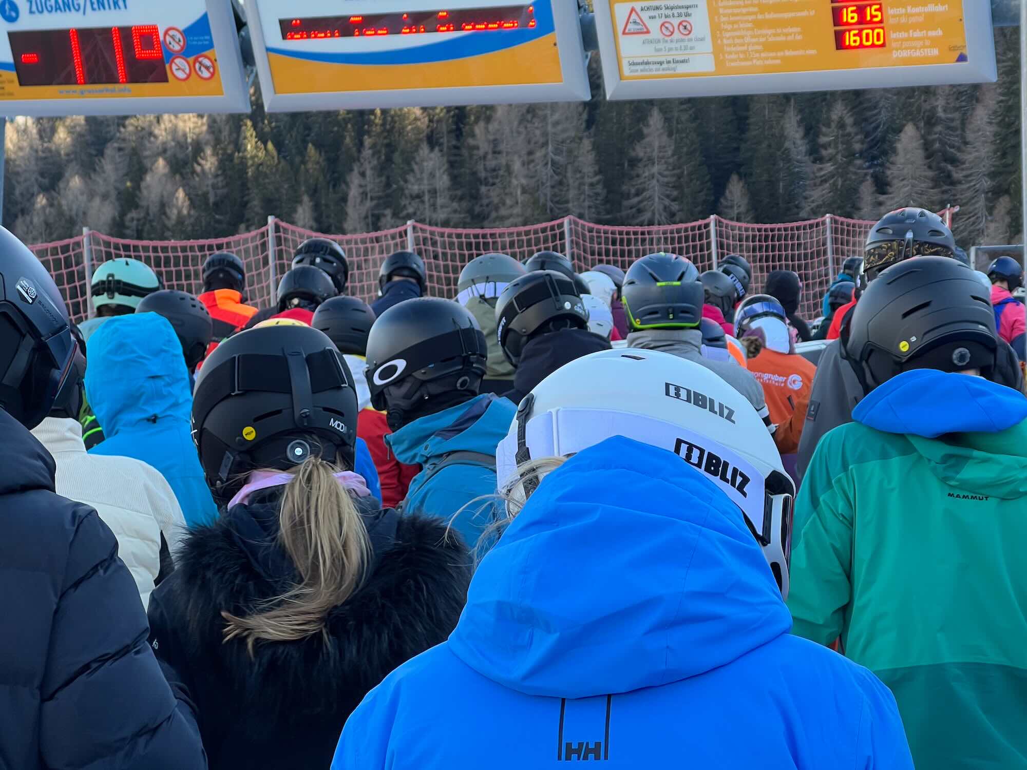 Druk Met Een Lange Rij Bij De Skilift