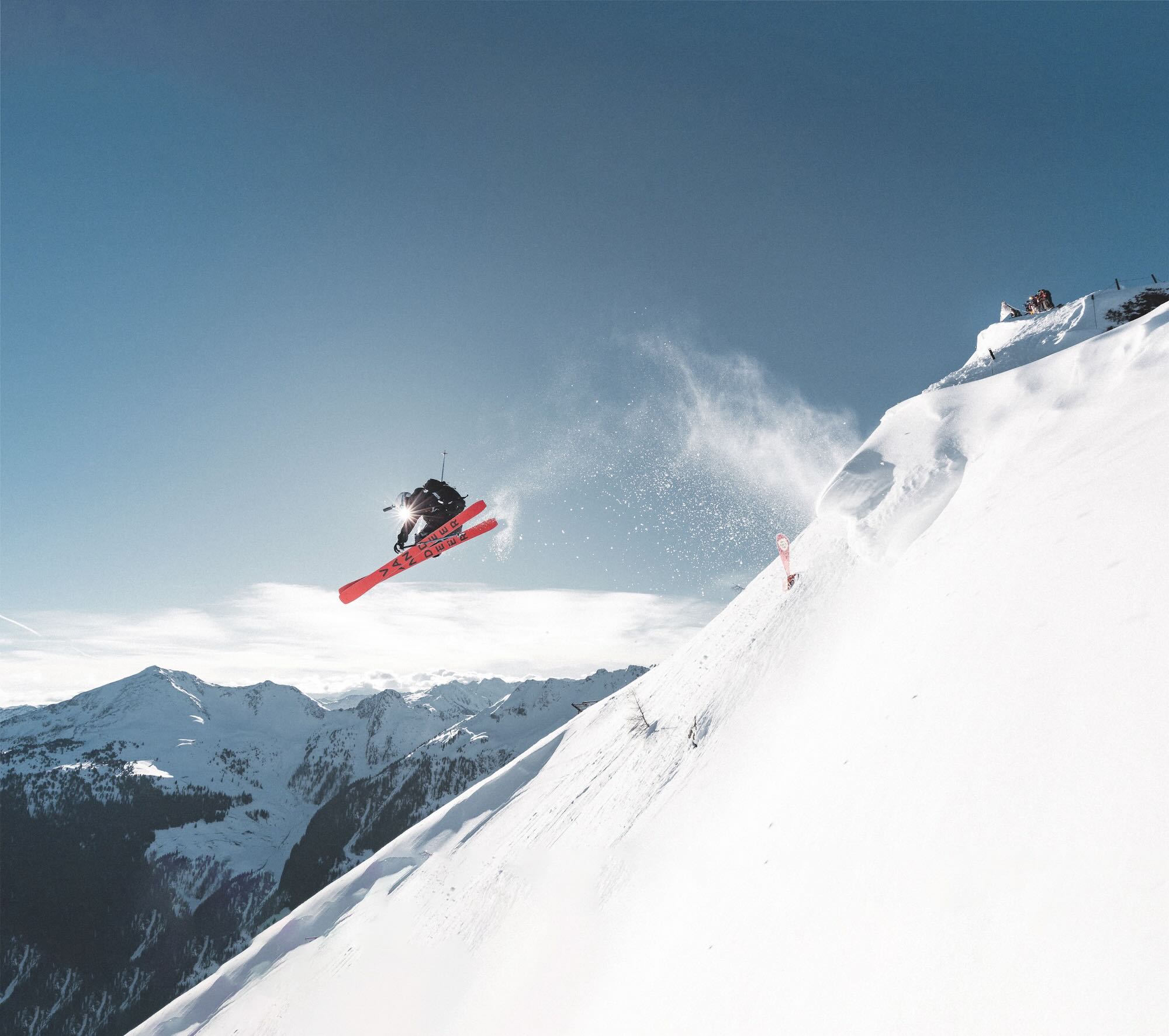 Freerider beim Springen im Gelände im Alpbachtal