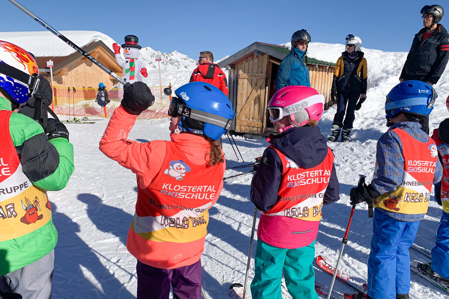 Volk Set van 2 riemen en skistokhouders – skiaccessoires voor eenvoudig transport van je ski-uitrusting – voel je goed bij het lopen van en naar de bergen – verstelbare maat Volk Set van 2 riemen en skistokhouders – skiaccessoires voor eenvoudig transport van je ski-uitrusting – voel je goed bij het lopen van en naar de bergen – verstelbare maat