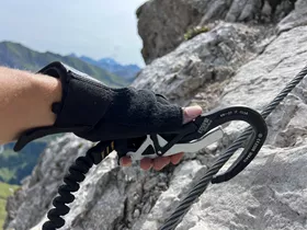 Familie gered uit klettersteig met 30 cm verse sneeuw Familie gered uit klettersteig met 30 cm verse sneeuw