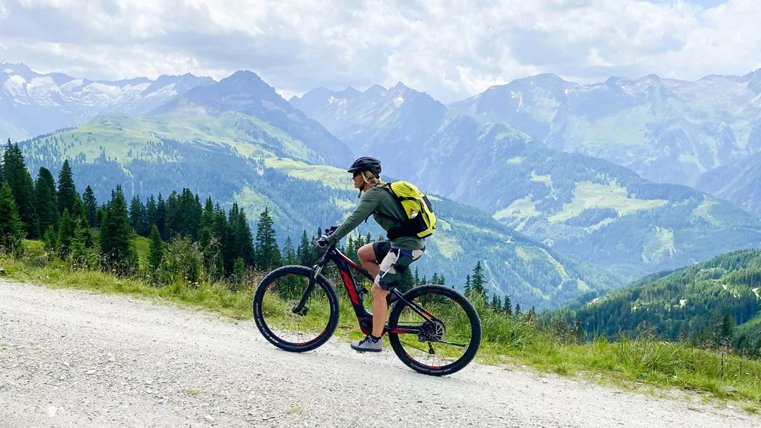 Mountainbiken op grindpad met uitzicht in het Zillertal