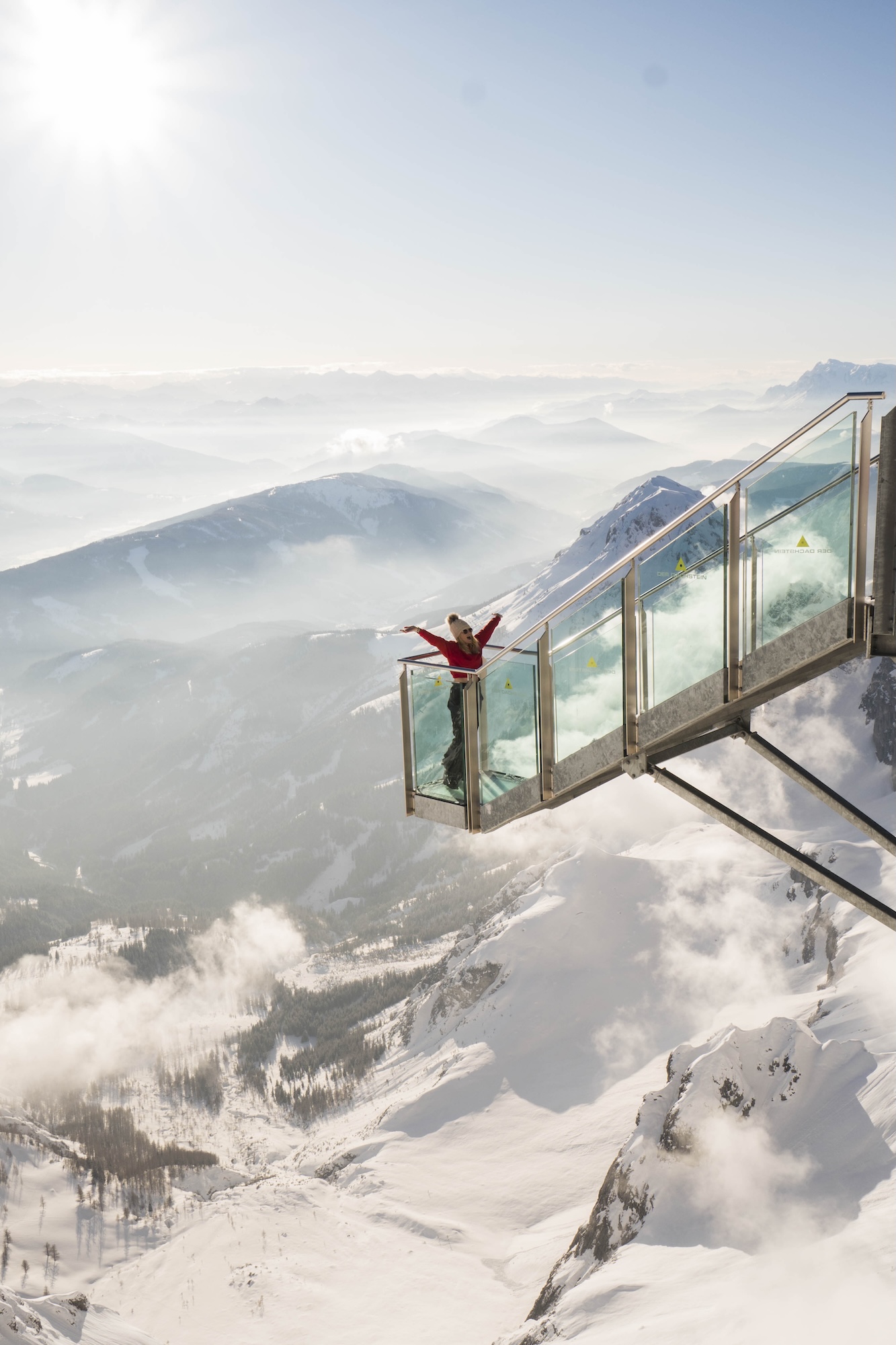 Persoon op de Treppe ins Nichts op de Dachstein gletsjer