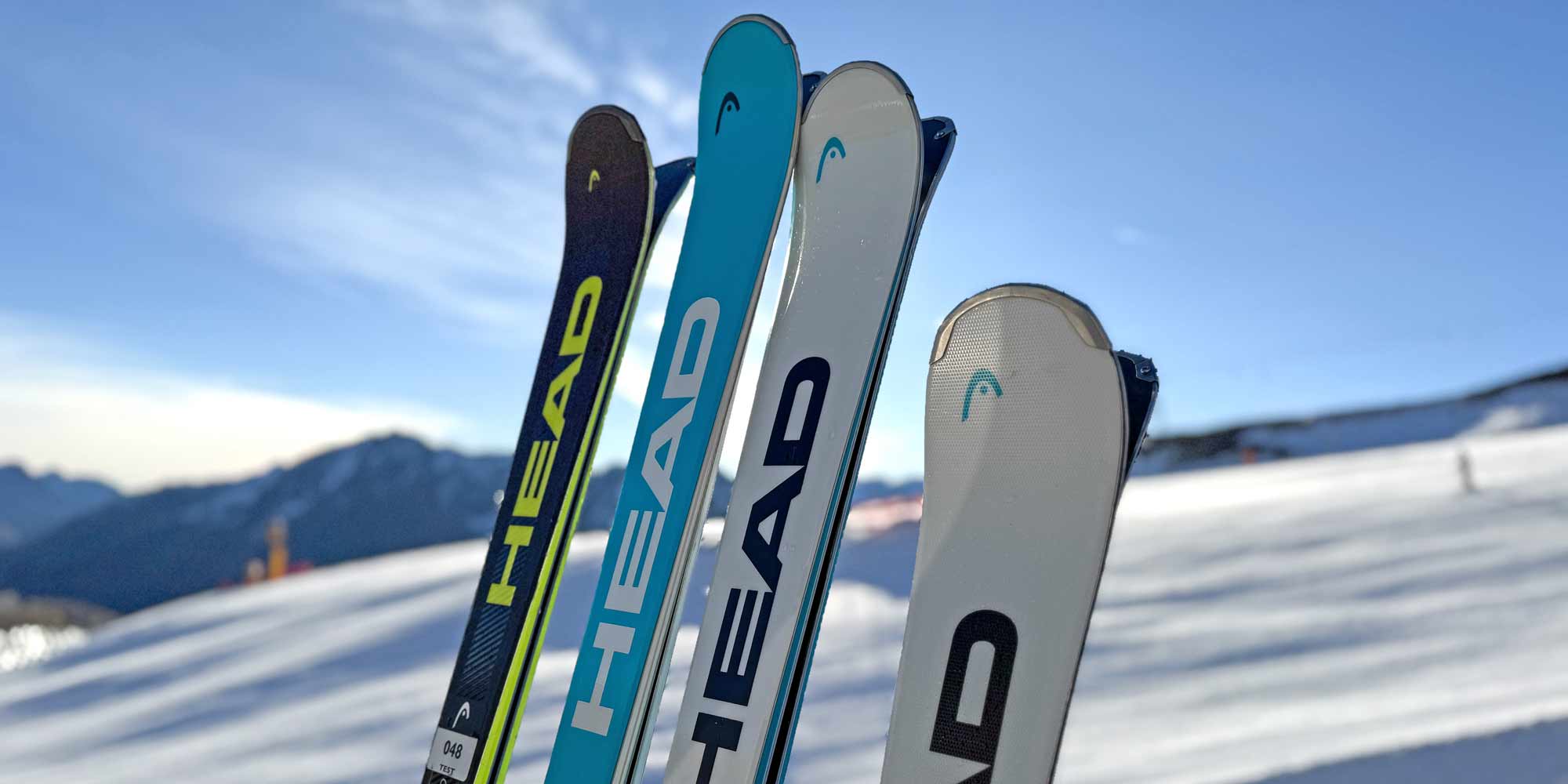 Skier in der Gondel