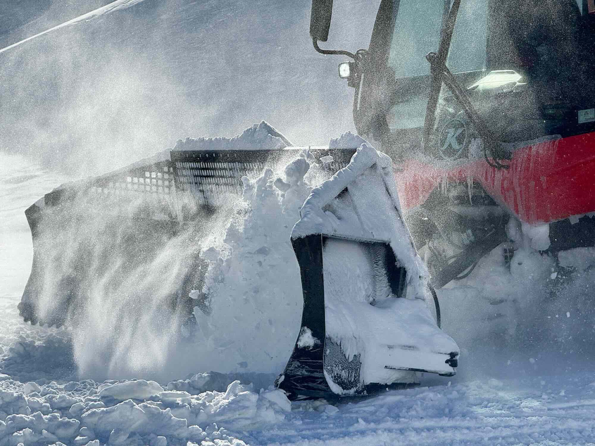 Sneeuwwerkzaamheden Pistenbully