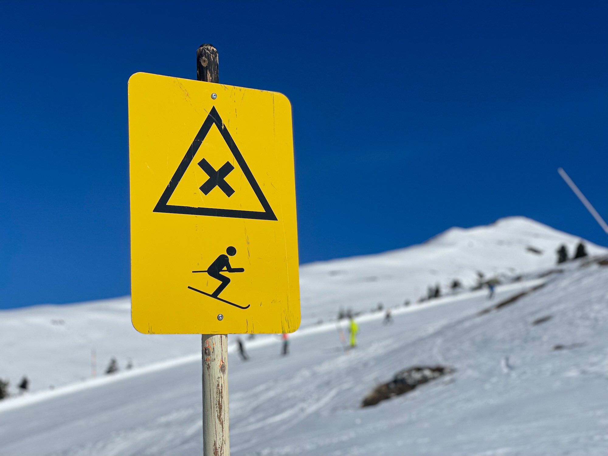 Verbotsschild auf der Piste