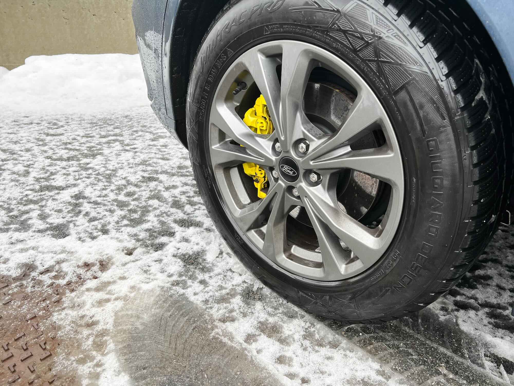 Winterbanden In De Sneeuw Op Wintersport