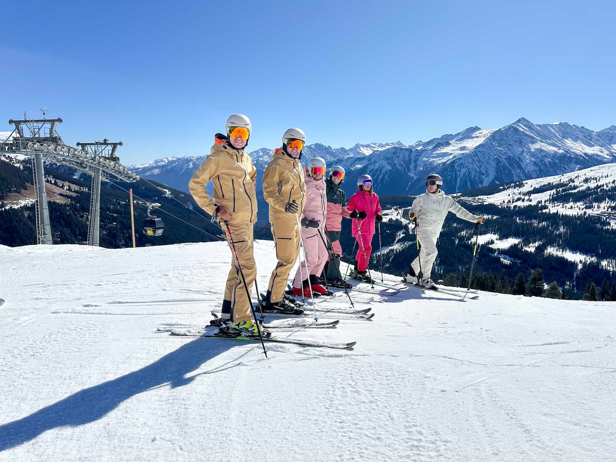 Groep Op De Piste Wintersport In April In De Lente