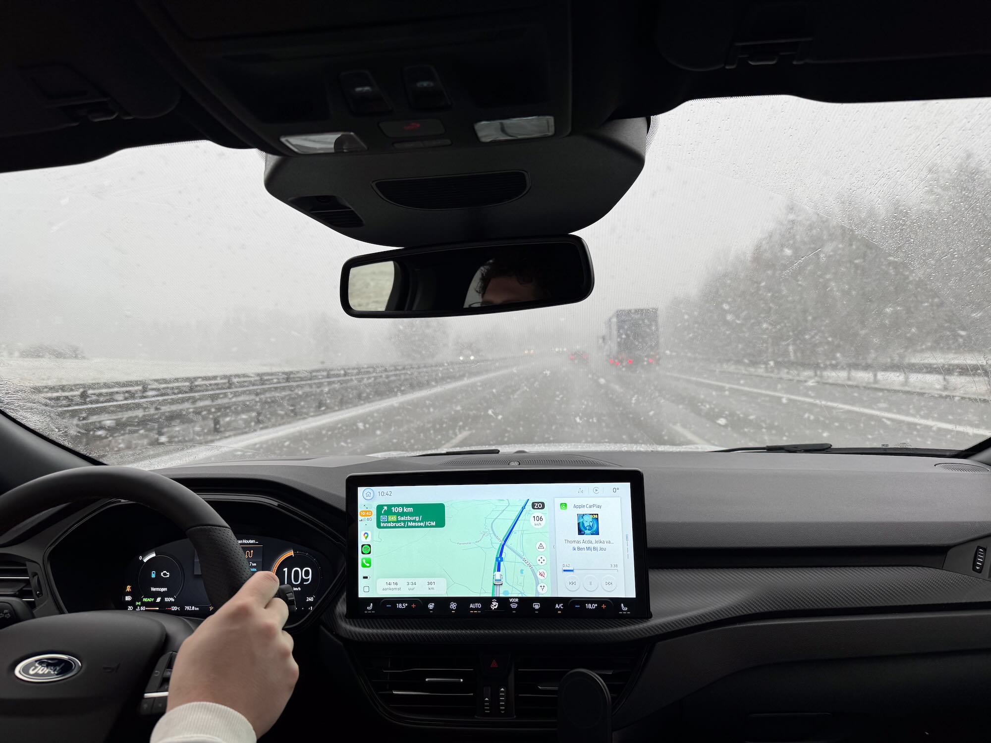 Rijden Op De Duitse Autobahn Met Winterbanden In De Sneeuw