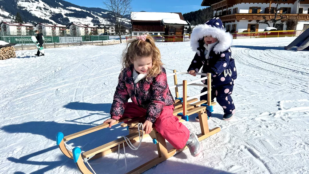 Blije kinderen in skigebied met kinderopvang