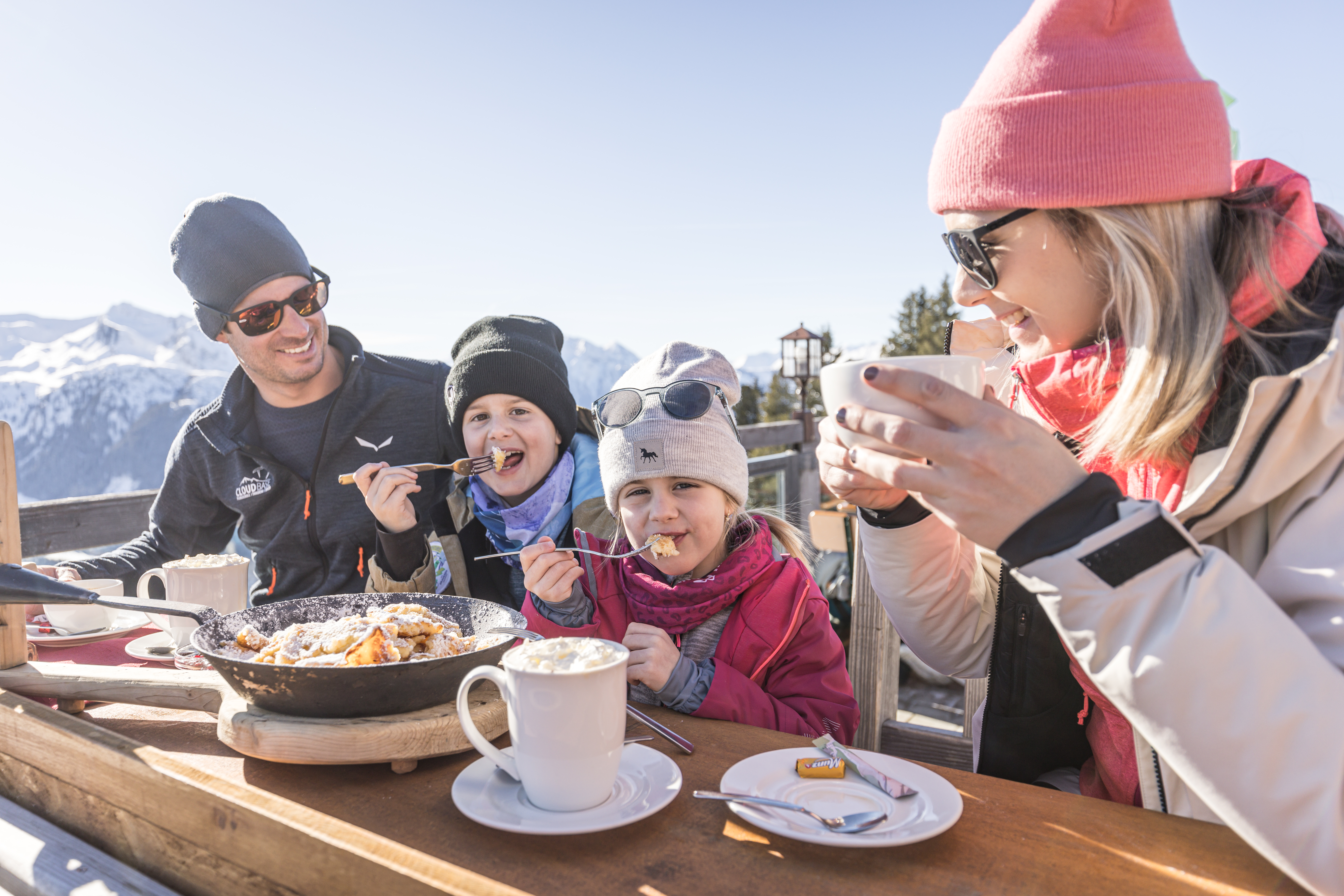 Familie eet kaiserschmarrn in Zillertal Arena