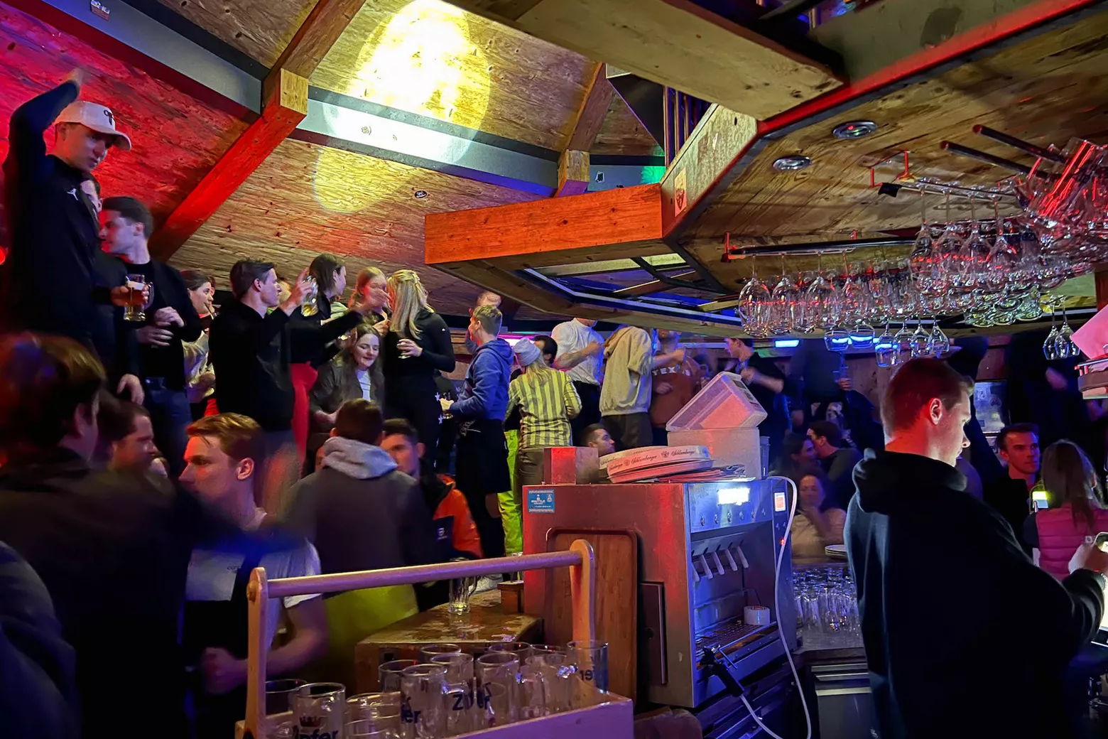 10 après-ski bars in de Alpen waar het altijd feest is