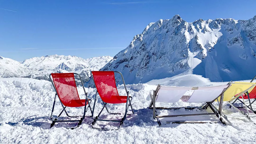 Ligstoeltjes in de zon in het Montafon in Vorarlberg