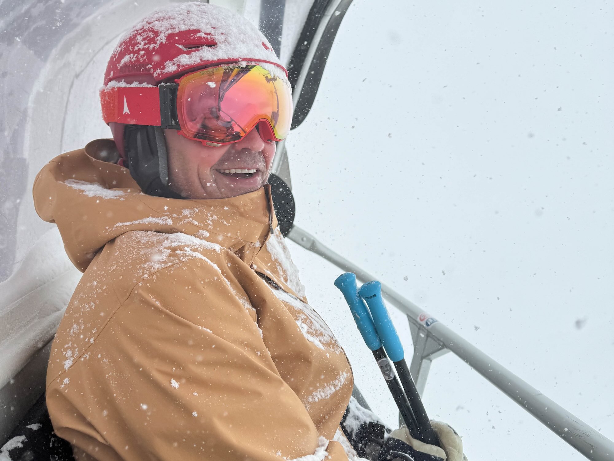 Skifahrer bei Schnee im Sessellift