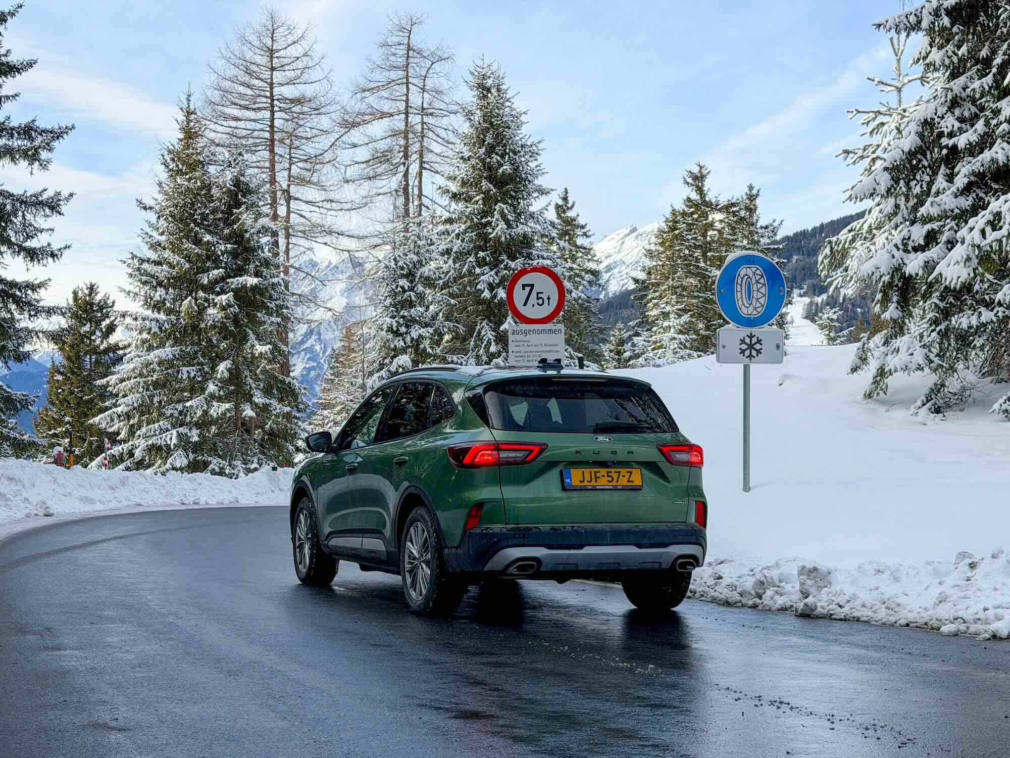 Rijden In Ford Op Weg Alpen Langs Verkeersbord Sneeuwkettingen Verplicht