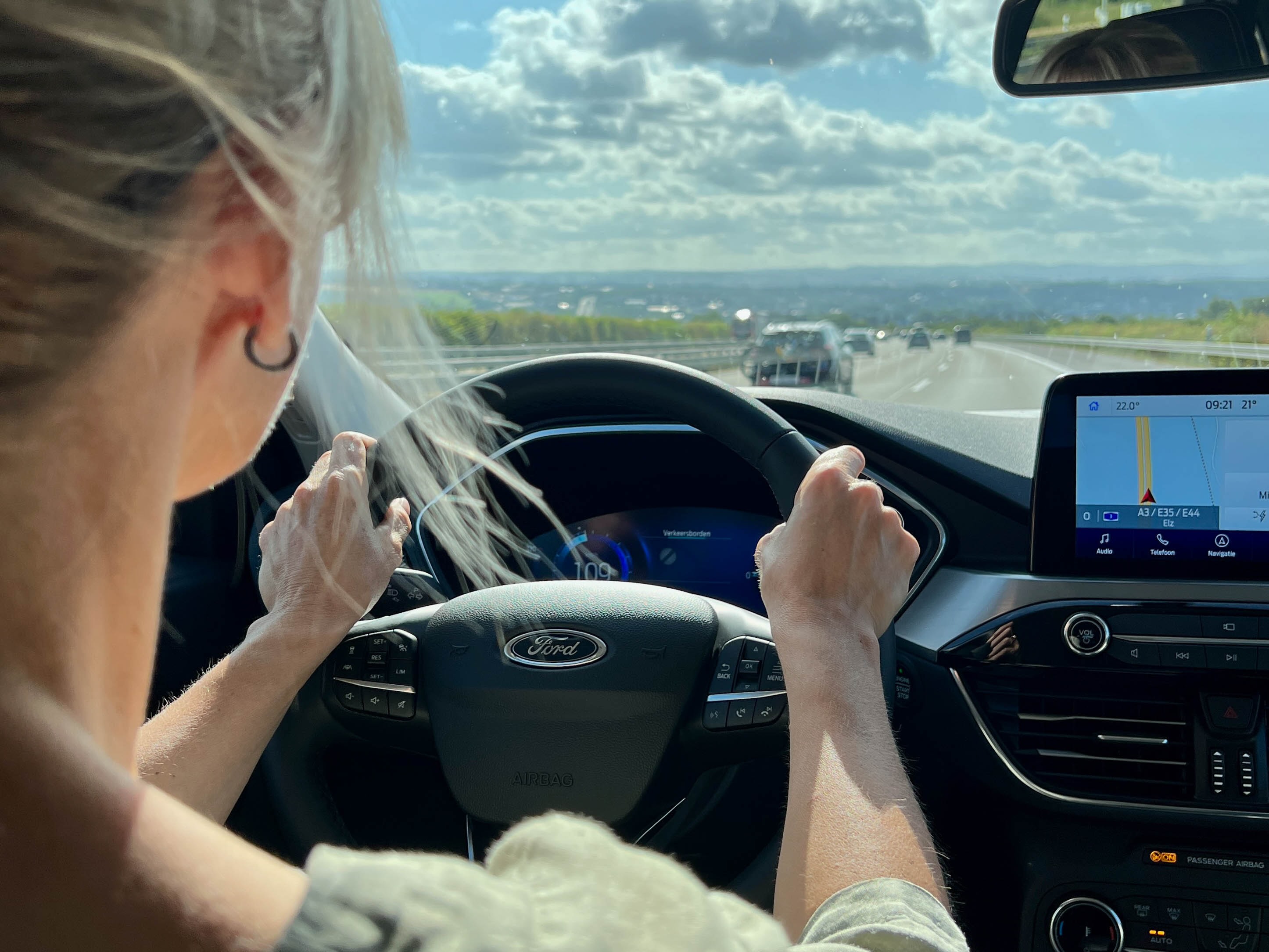 Ford Auto Rijdend In De Zon