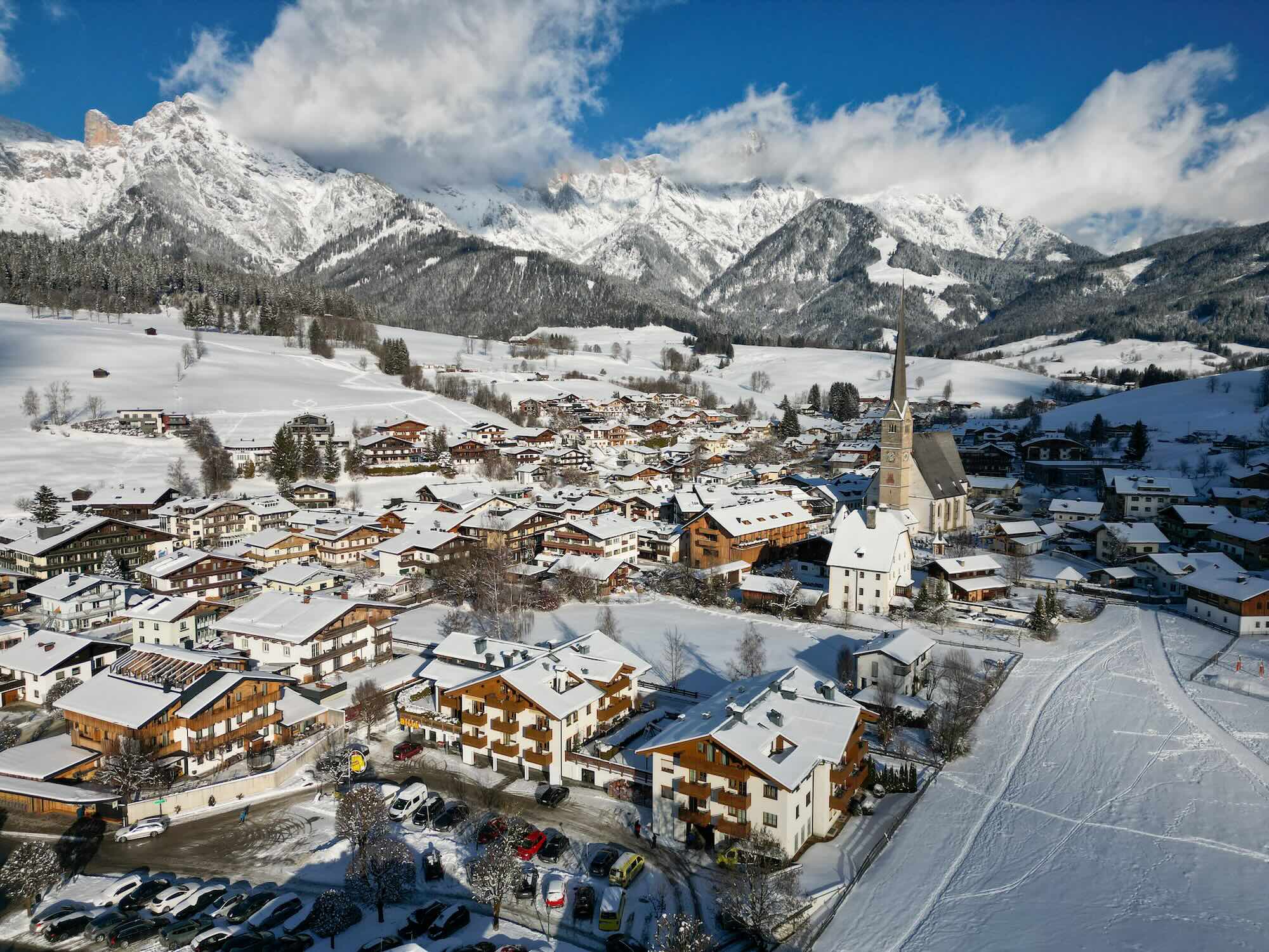 Uitizcht Op Besneeuwd Dorp In De Alpen En Bergen